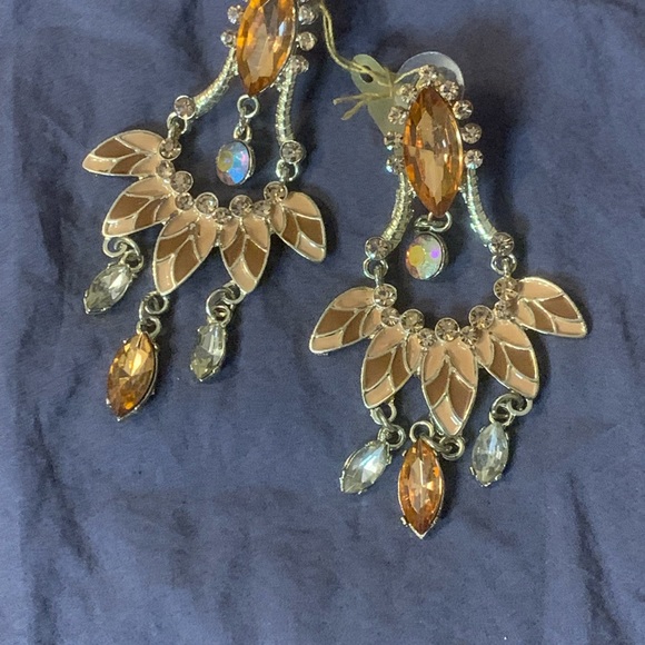Art Deco Chandelier earrings in nude and tan and gold - Picture 5 of 7